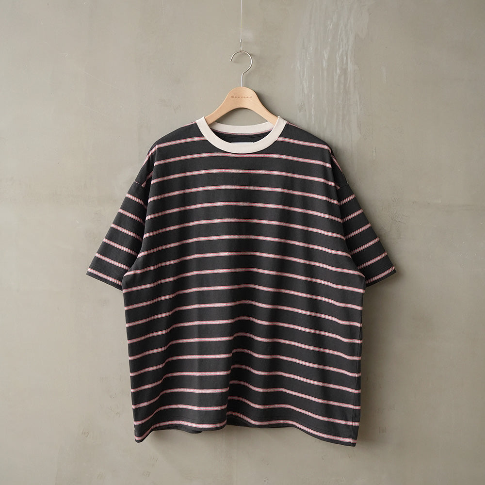 RETRO BORDER WIDE SPINDLE TEE – MANUAL ALPHABET ONLINE STORE