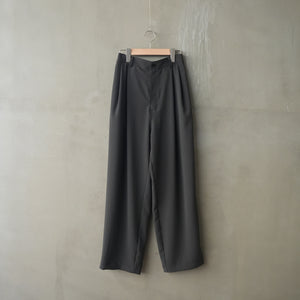 TWO TUCK TAPERED PANTS【MANON】